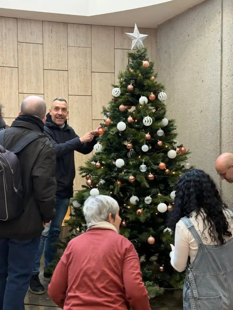 Árbol de Navidad decorado por la comunidad en la Iglesia Protestant Sant Pau