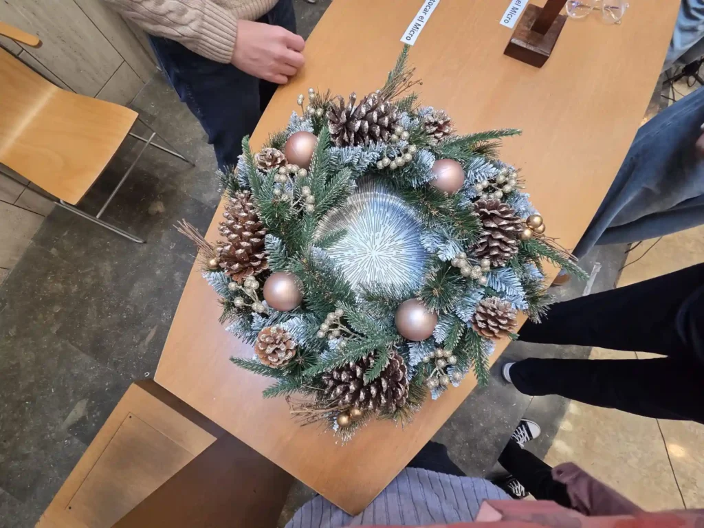 Corona de Adviento preparada durante la jornada comunitaria en la Iglesia Protestant Sant Pau