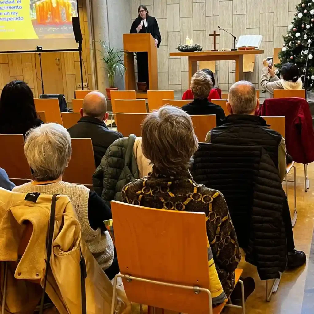 Comunidad reunida durante el culto de Navidad en la Església Protestant Sant Pau