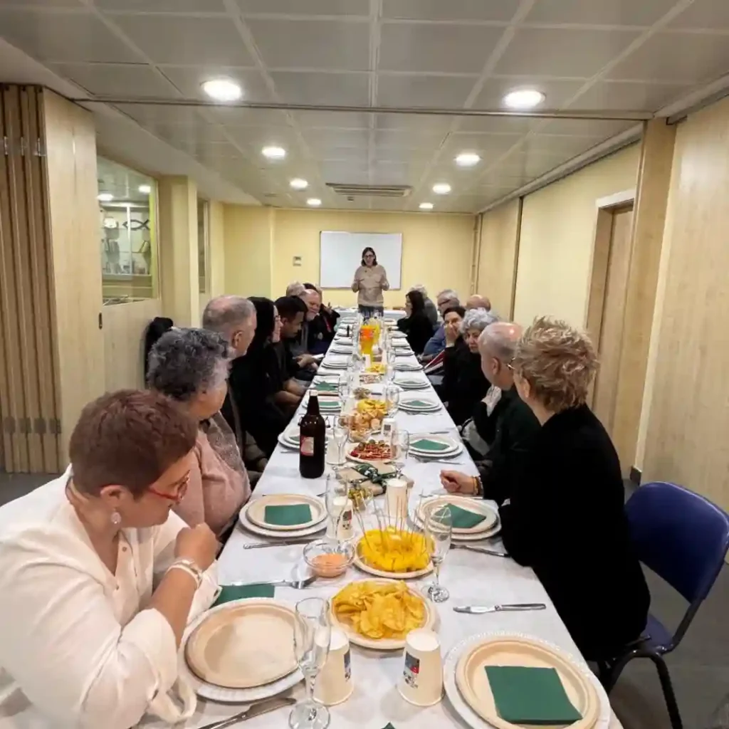 Ambiente de encuentro durante el dinar de Navidad en Sant Pau