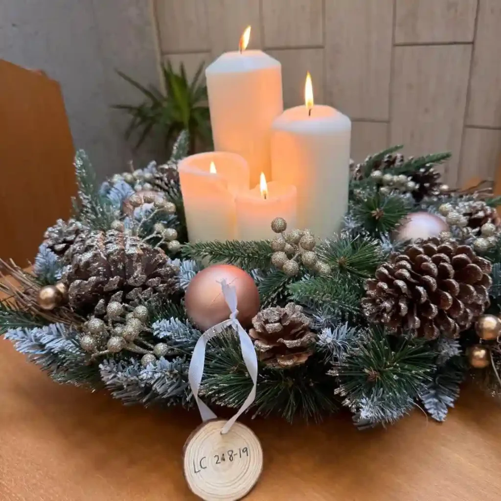 Corona d’Advent amb les quatre espelmes enceses durant el culte de Nadal