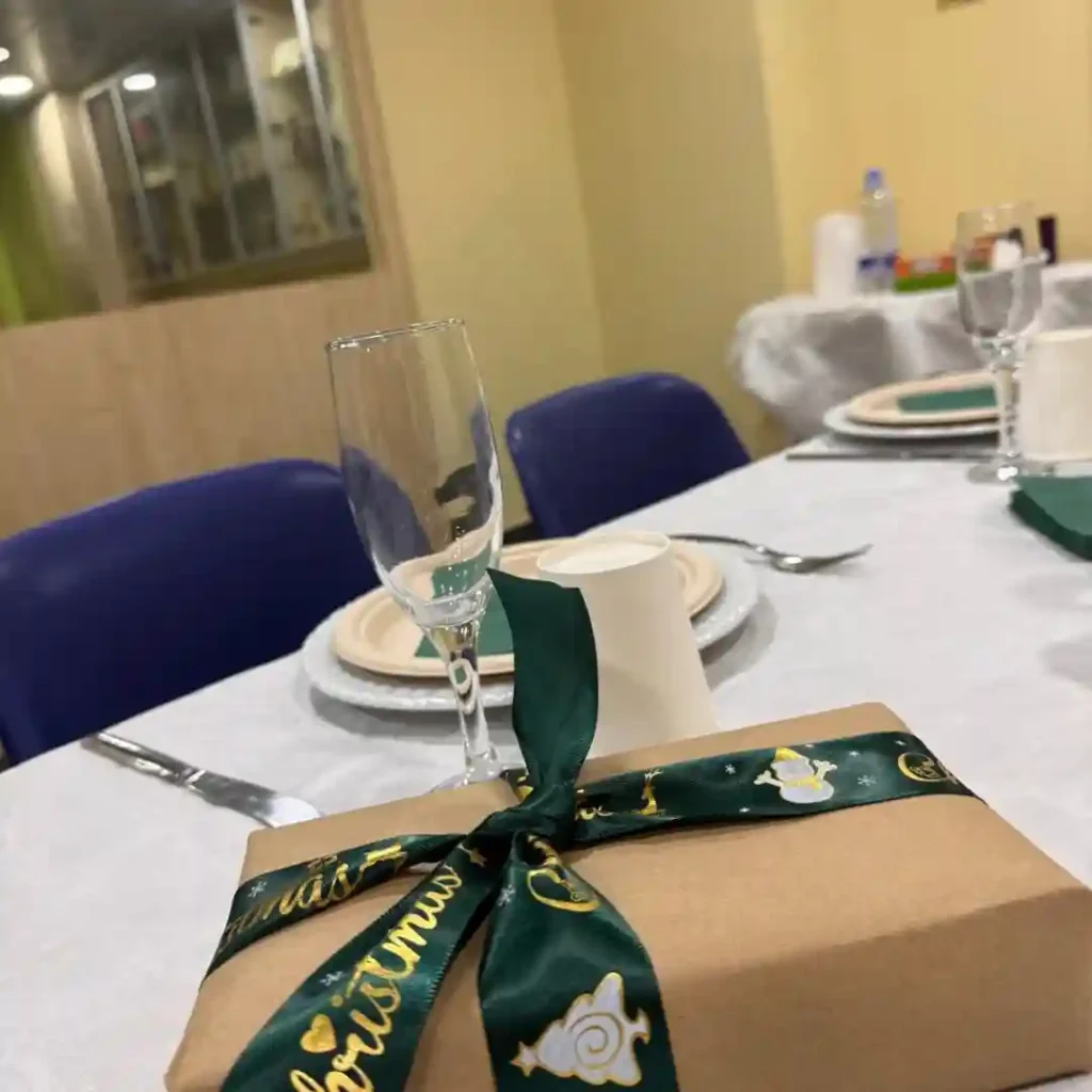 Detalle del gesto de cuidado en el dinar de Navidad de Sant Pau