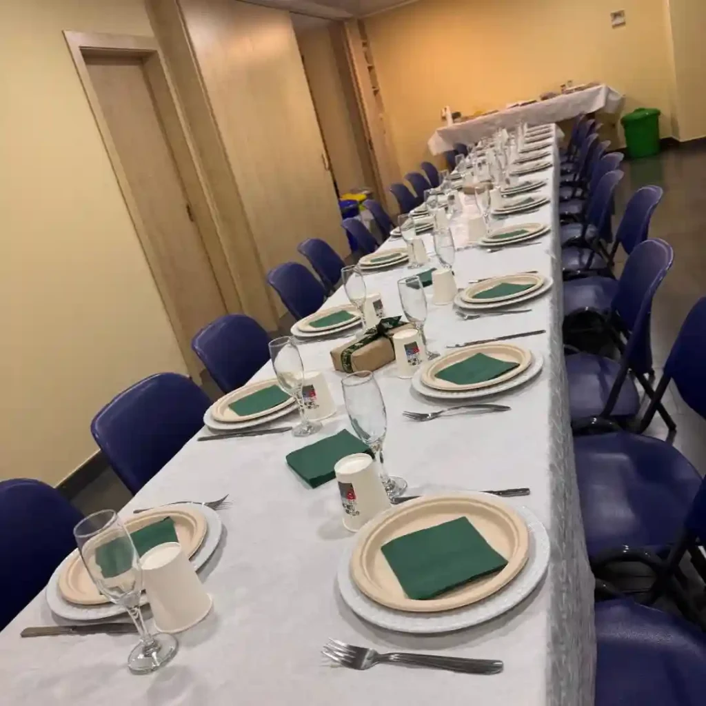 Mesa preparada para el dinar de Navidad en la Església Protestant Sant Pau