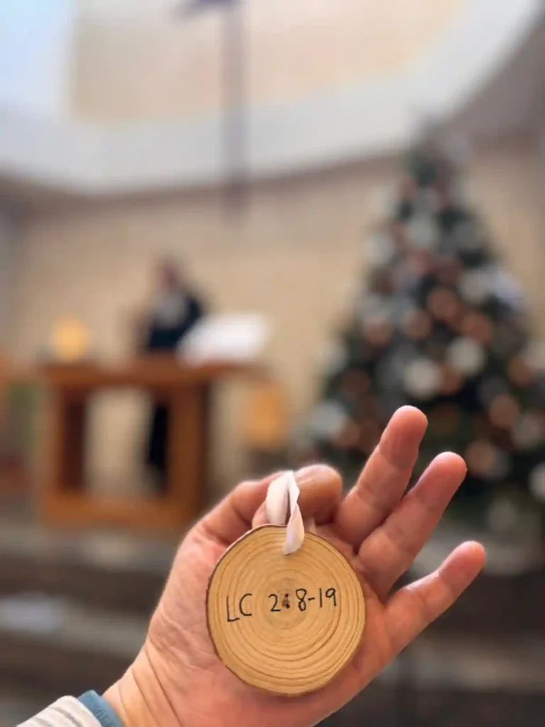 Signe de Nadal amb la cita bíblica Lluc 2,8-19 a l’Església Protestant Sant Pau