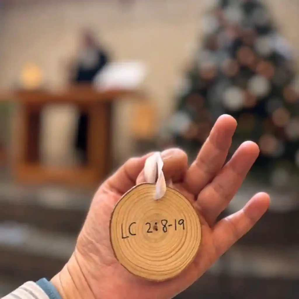 Signe de Nadal amb la cita bíblica Lluc 2,8-19 a l’Església Protestant Sant Pau