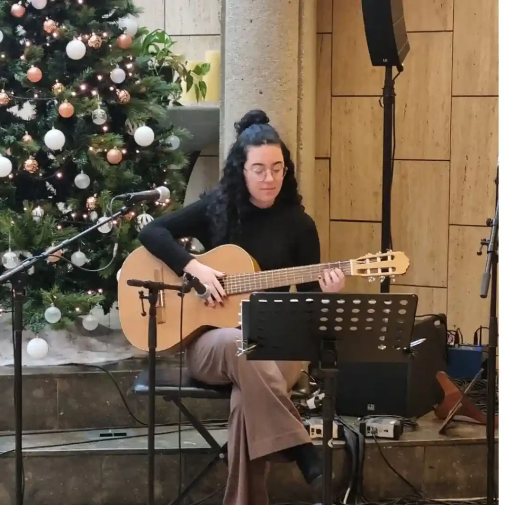 Alabanza musical en el primer culto del año 2026