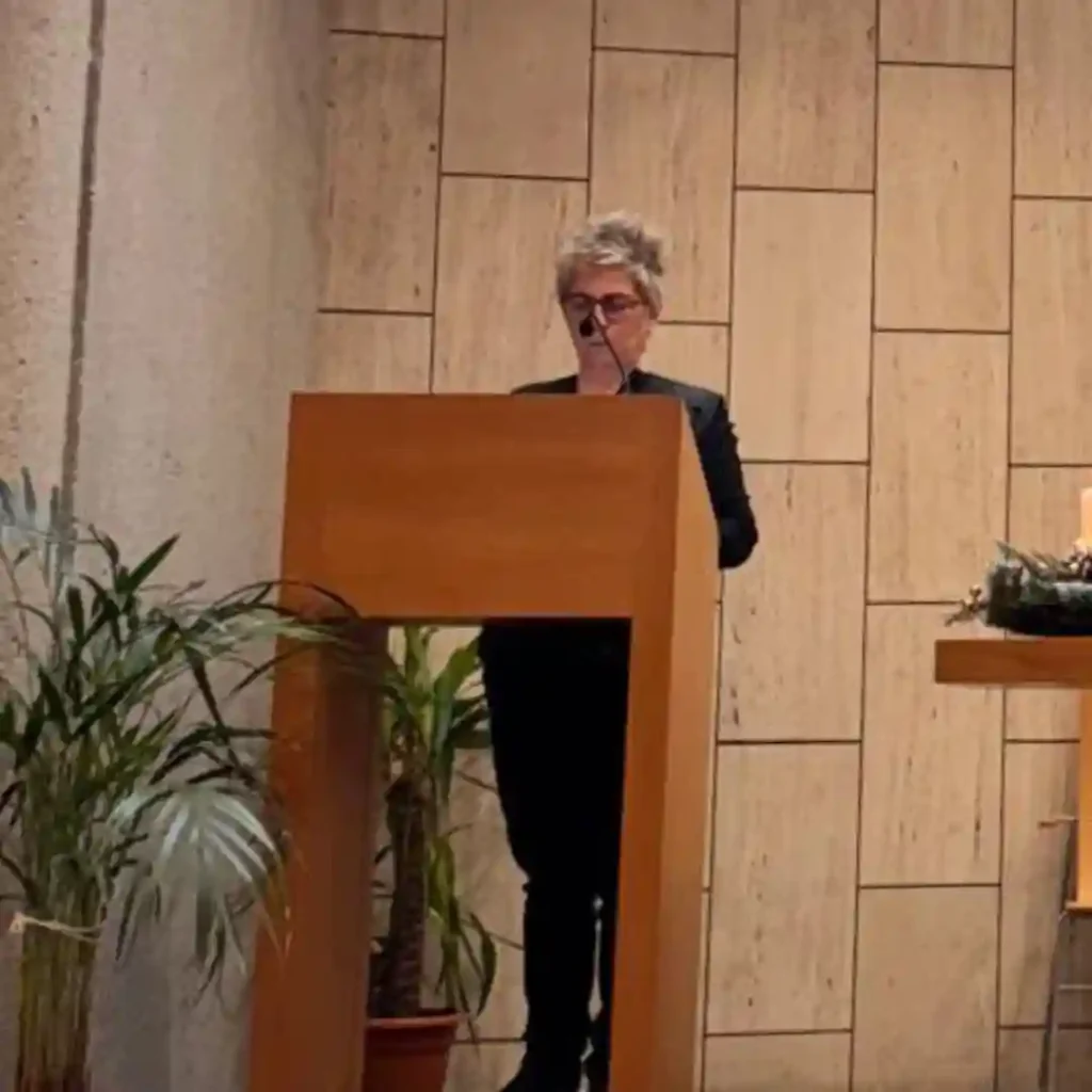 Lectura bíblica durante el primer culto del año 2026