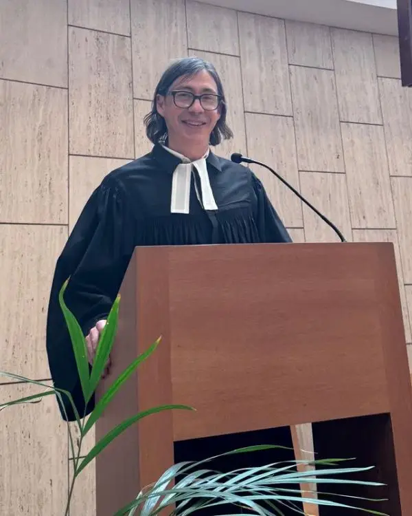Pastor durant el culte a l’Església Protestant Sant Pau