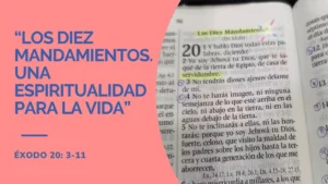 Biblia abierta en Éxodo 20 junto al título «Los diez mandamientos. Una espiritualidad para la vida»