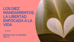 Libro abierto con páginas dobladas en forma de corazón, imagen de la predicación sobre los diez mandamientos y la libertad enfocada a la vida.