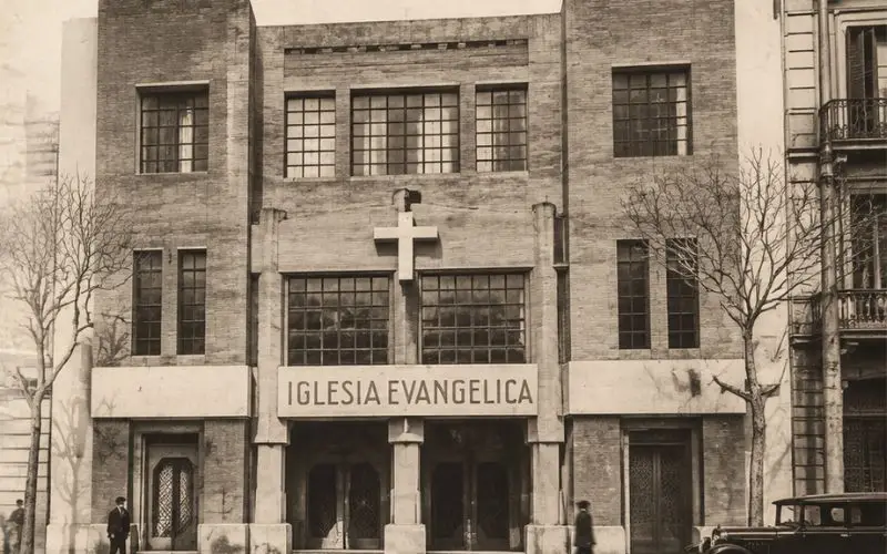 Façana històrica de l’Església Protestant Sant Pau al carrer Aragó de Barcelona.
