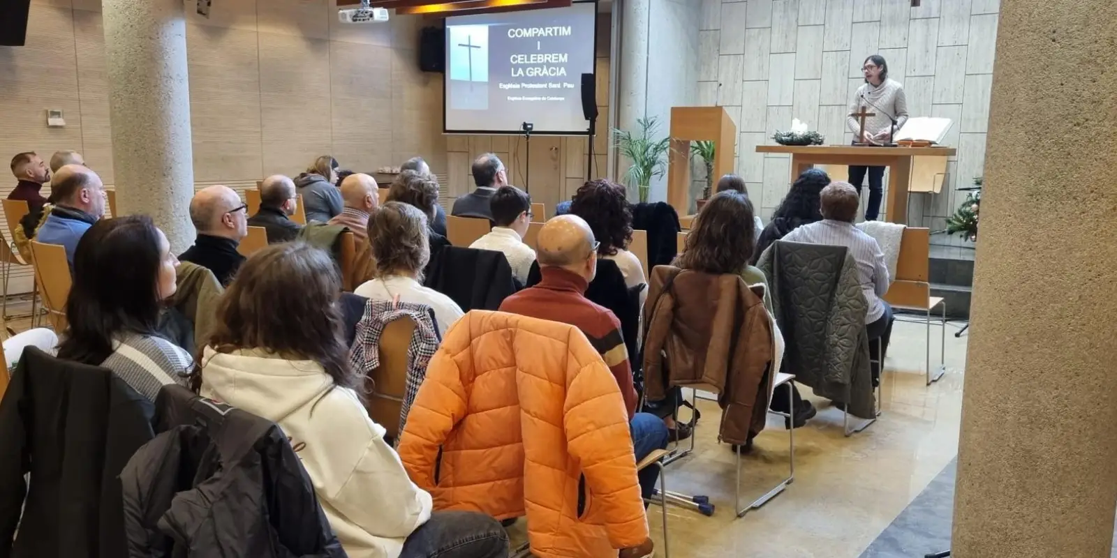 La comunidad de la Església Protestant Sant Pau durante el culto