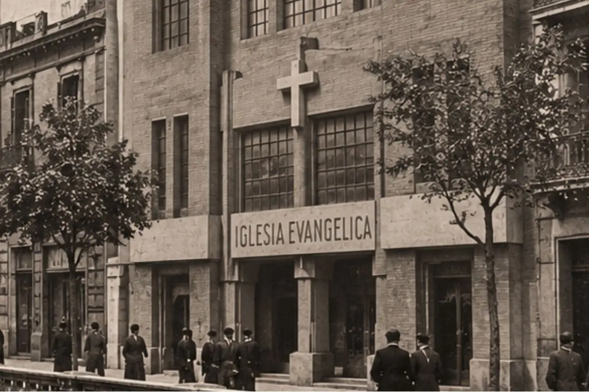 Recreació històrica del temple de l’Església Protestant Sant Pau al carrer Aragó, 51, amb la rasa del tren davant, a Barcelona, l’any 1932
