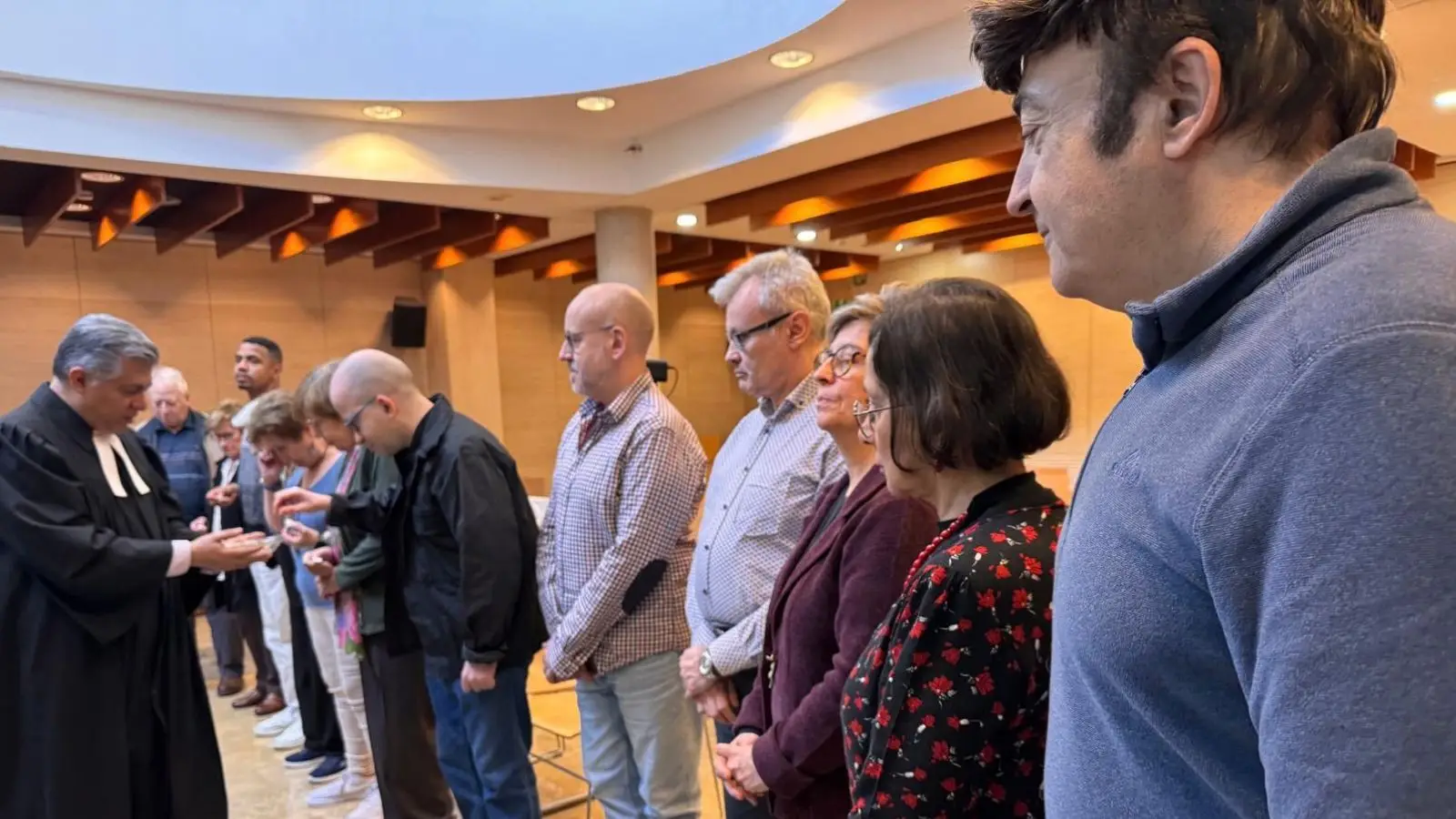 Comunitat de l’Església Protestant Sant Pau preparant-se per al culte al temple del carrer d’Aragó, Barcelona.
