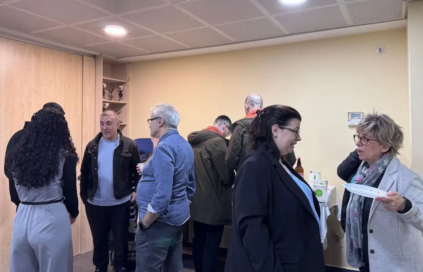 Persones de la comunitat de l'Església Protestant Sant Pau conversant i compartint un moment de convivència.