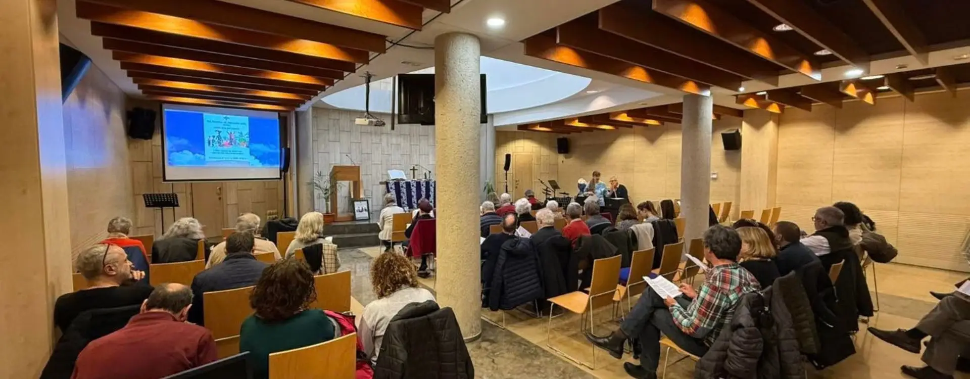 Vista general de la comunitat reunida durant un culte a l’Església Protestant Sant Pau de Barcelona.