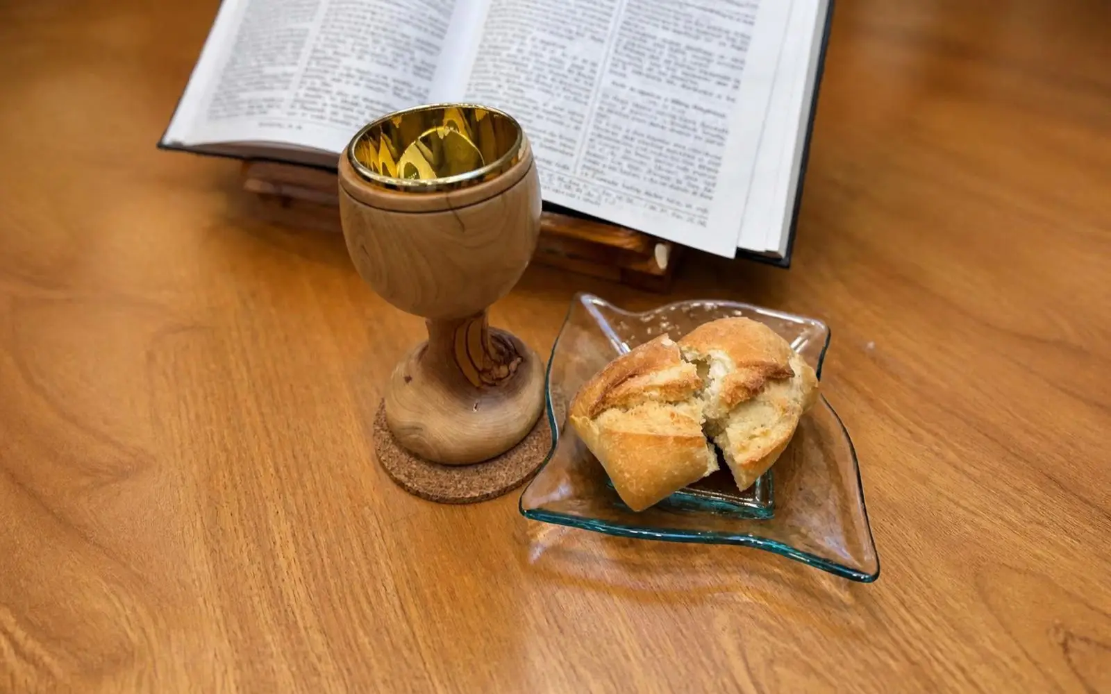 Pa partit, calze i Bíblia oberta, elements de la celebració del Sopar del Senyor.