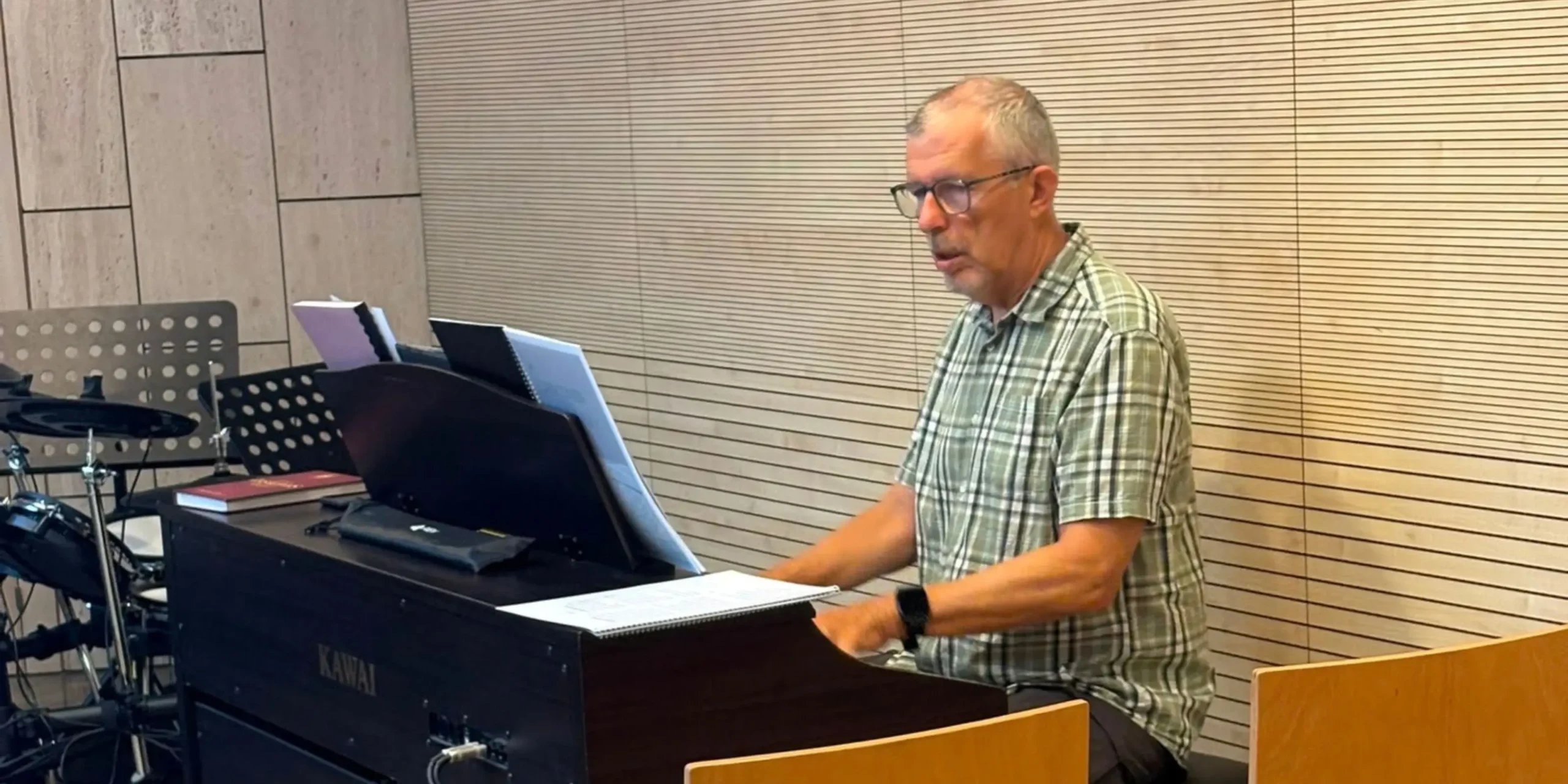 Pianista participant en la lloança durant el culte de Sant Pau.