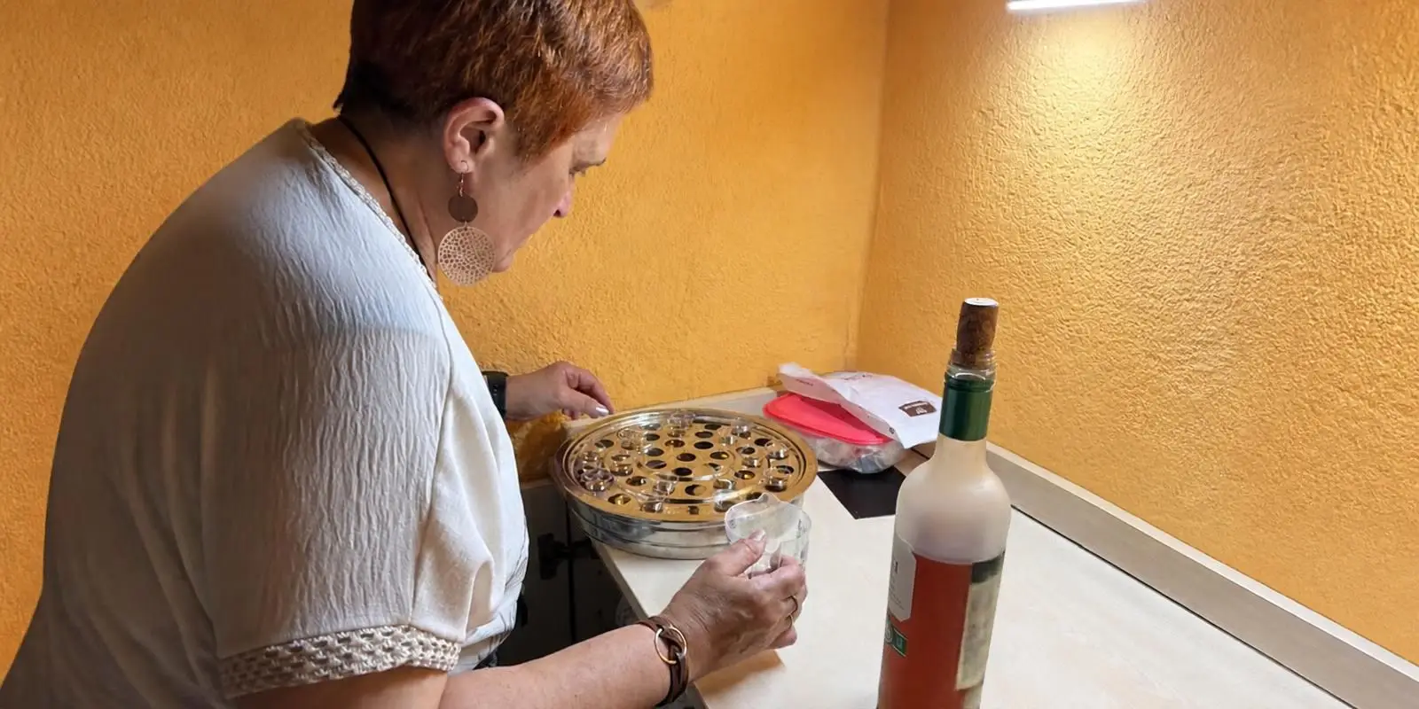 Preparació dels elements per a la celebració del Sopar del Senyor.